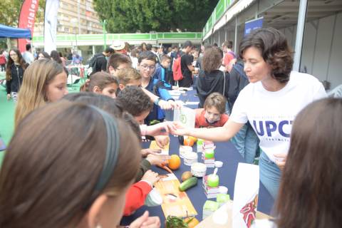 Encarna Aguayo durante un taller con niños en la Semana de la Ciencia y la Tecnología.